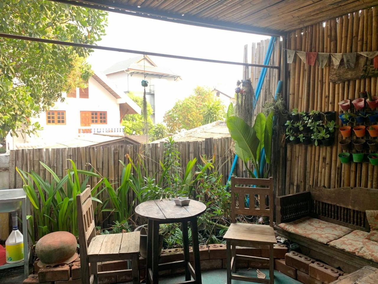 J Giant Hostel Chiang Mai Exterior photo